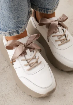 Białe Sneakersy Skórzane z Dwiema Parami Sznurówek na Platformie Crocefissa