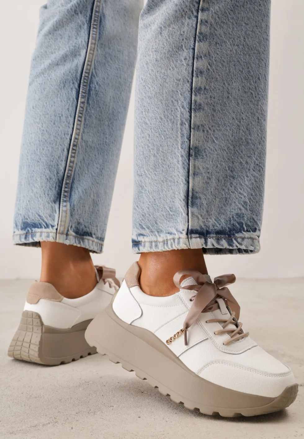 Białe Sneakersy Skórzane z Dwiema Parami Sznurówek na Platformie Crocefissa