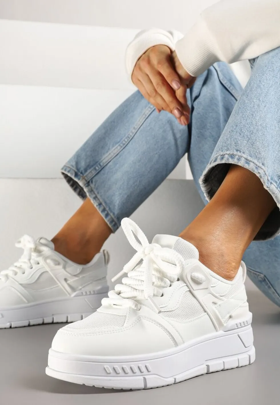 Białe Sneakersy Streetwearowe na Niskiej Platformie Veniffia