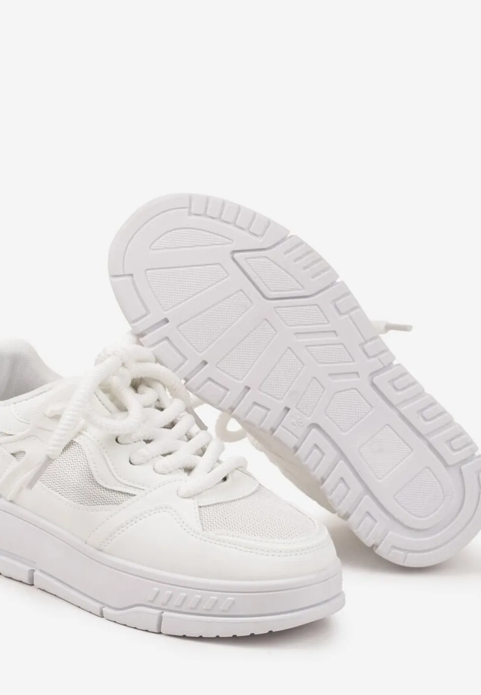 Białe Sneakersy Streetwearowe na Niskiej Platformie Veniffia