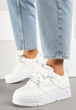 Białe Sneakersy Streetwearowe na Niskiej Platformie Veniffia