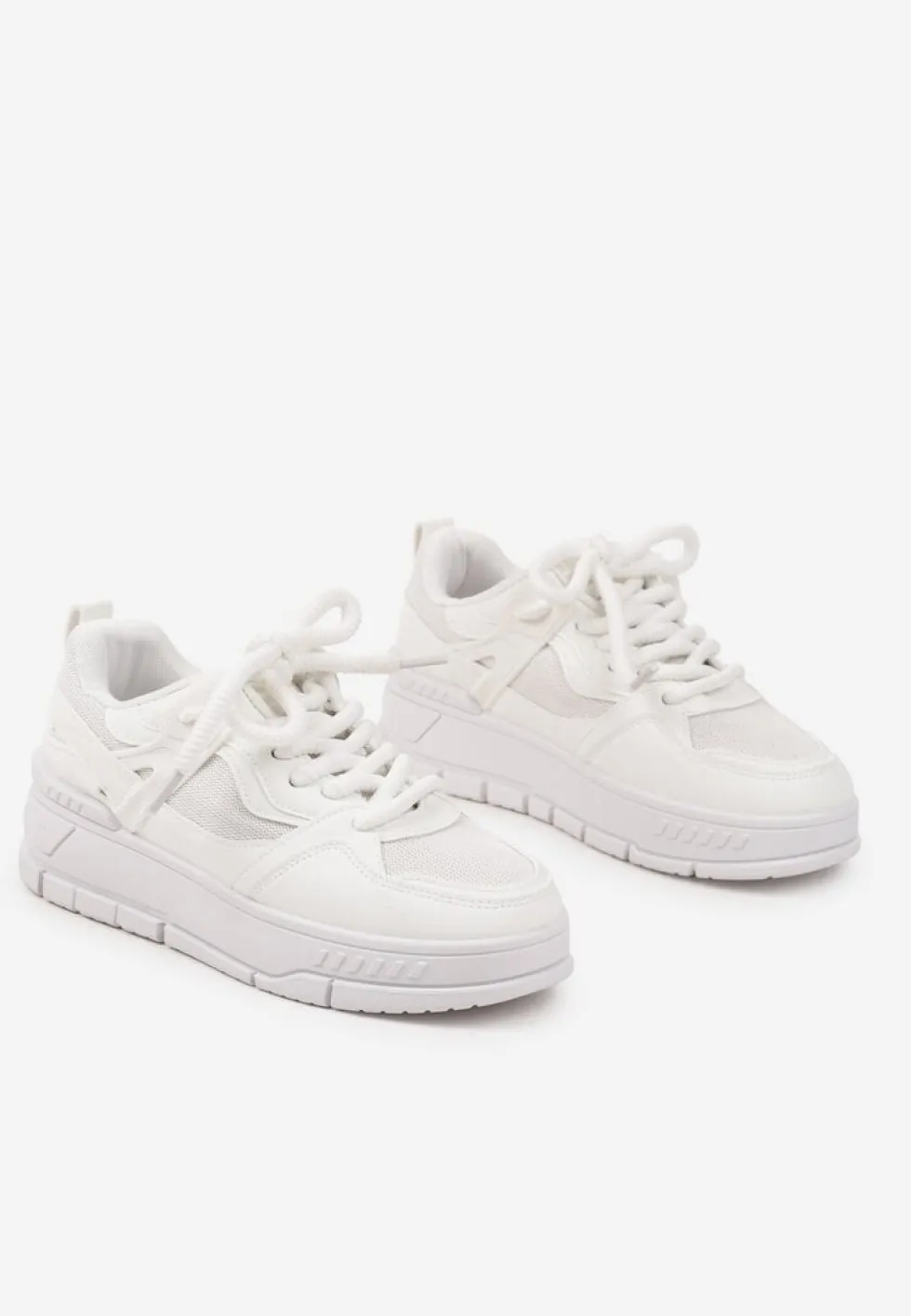 Białe Sneakersy Streetwearowe na Niskiej Platformie Veniffia