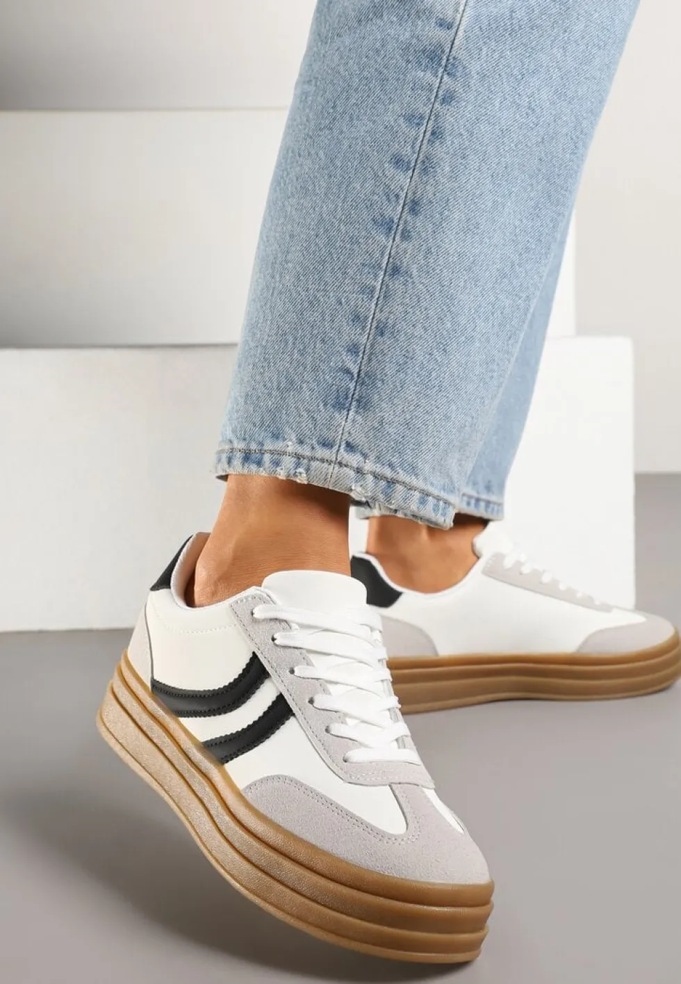 Białe Sneakersy Typu Kultowe Tenisówki na Grubej Podeszwie z Tłoczeniem Lisanitea