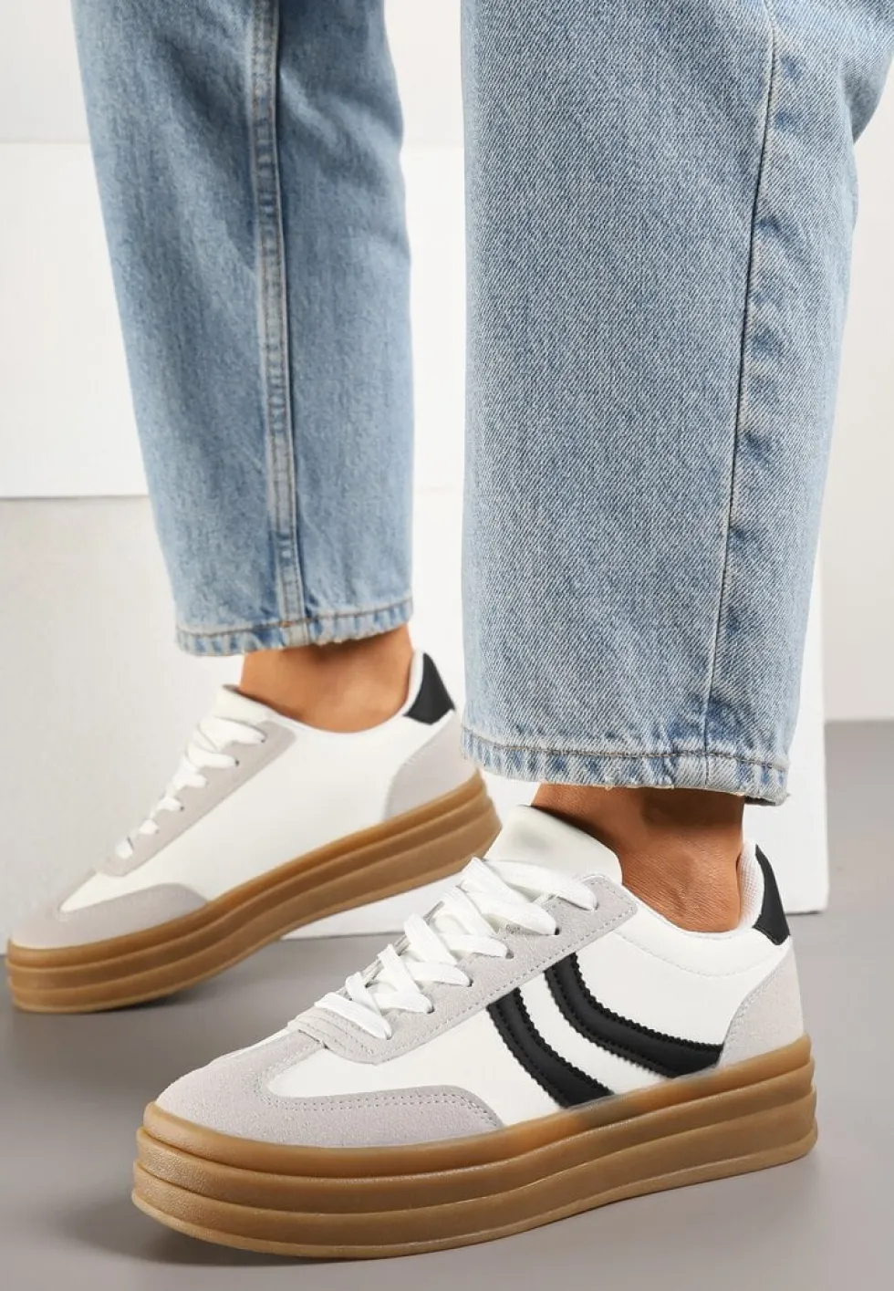 Białe Sneakersy Typu Kultowe Tenisówki na Grubej Podeszwie z Tłoczeniem Lisanitea