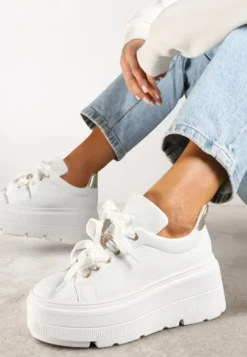 Białe Sneakersy Vices na Płaskiej Podeszwie z Metalicznymi Ozdobami i Sznurowaniem Neladith