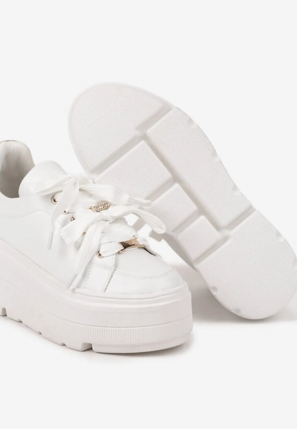 Białe Sneakersy Vices na Płaskiej Podeszwie z Metalicznymi Ozdobami i Sznurowaniem Neladith