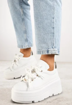Białe Sneakersy Vices na Płaskiej Podeszwie z Metalicznymi Ozdobami i Sznurowaniem Neladith