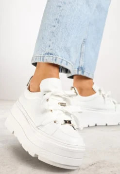 Białe Sneakersy Vices na Płaskiej Podeszwie z Metalicznymi Ozdobami i Sznurowaniem Neladith