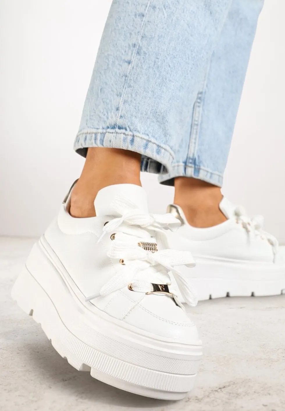 Białe Sneakersy Vices na Płaskiej Podeszwie z Metalicznymi Ozdobami i Sznurowaniem Neladith