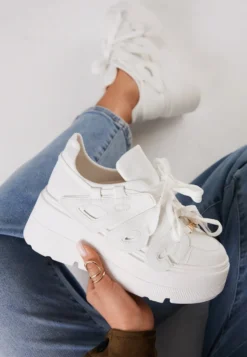 Białe Sneakersy Vices na Płaskiej Podeszwie z Geometryczną Aplikacją Nelenith