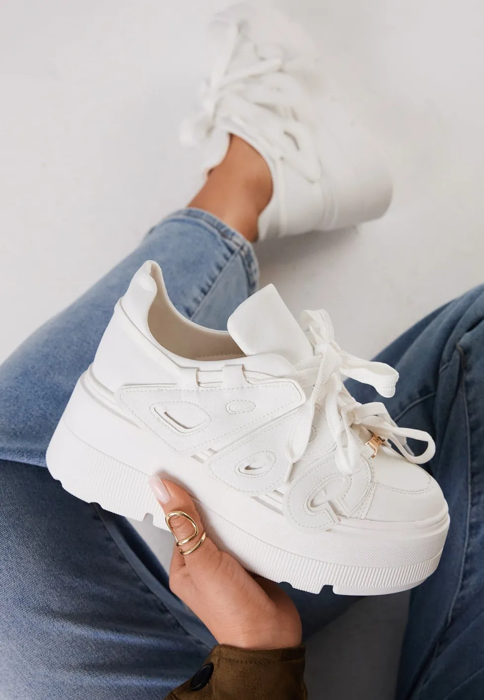 Białe Sneakersy Vices na Płaskiej Podeszwie z Geometryczną Aplikacją Nelenith