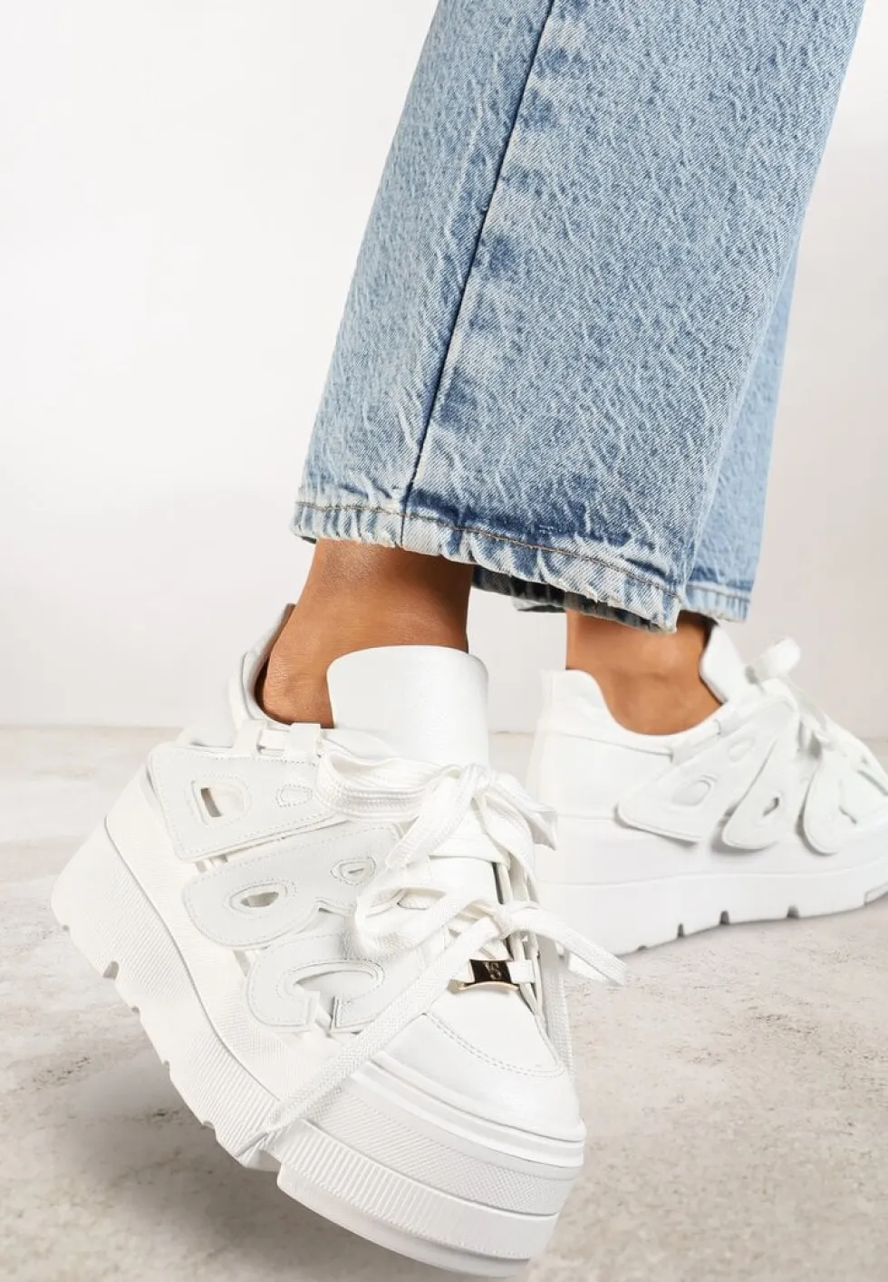 Białe Sneakersy Vices na Płaskiej Podeszwie z Geometryczną Aplikacją Nelenith