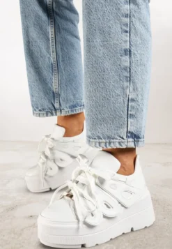Białe Sneakersy Vices na Płaskiej Podeszwie z Geometryczną Aplikacją Nelenith