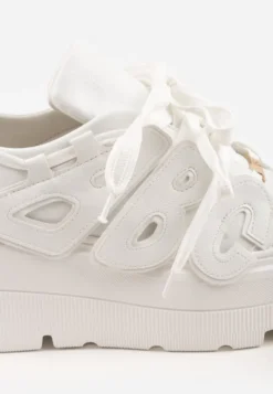 Białe Sneakersy Vices na Płaskiej Podeszwie z Geometryczną Aplikacją Nelenith