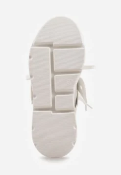 Białe Sneakersy Vices na Płaskiej Podeszwie z Geometryczną Aplikacją Nelenith
