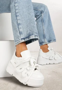 Białe Sneakersy Vices na Płaskiej Podeszwie z Geometryczną Aplikacją Nelenith