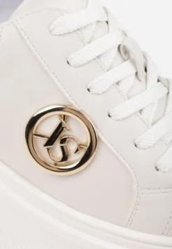 Białe Sneakersy Vices na Platformie Ozdobione Metaliczną Aplikacją Tatellia