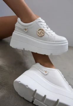 Białe Sneakersy Vices na Platformie Ozdobione Metaliczną Aplikacją Tatellia