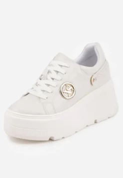 Białe Sneakersy Vices na Platformie Ozdobione Metaliczną Aplikacją Tatellia
