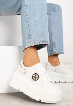 Białe Sneakersy Vices na Platformie Ozdobione Metaliczną Aplikacją Tatellia