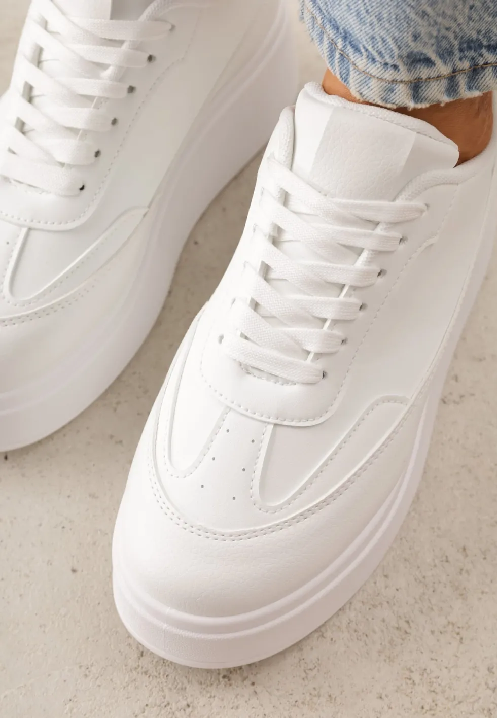 Białe Sneakersy VICES na Platformie z Ozdobnym Noskiem Attis