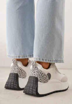 Białe Sneakersy Vices na Platformie Ozdobione Naszywką i Panterką Selothiel