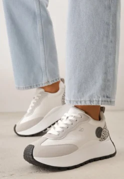 Białe Sneakersy Vices na Platformie Ozdobione Naszywką i Panterką Selothiel