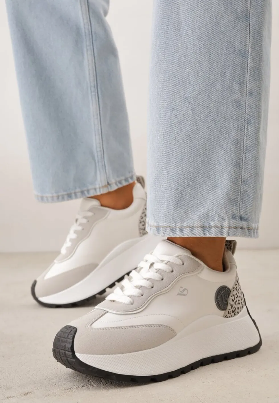 Białe Sneakersy Vices na Platformie Ozdobione Naszywką i Panterką Selothiel
