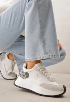 Białe Sneakersy Vices na Platformie Ozdobione Naszywką i Panterką Selothiel