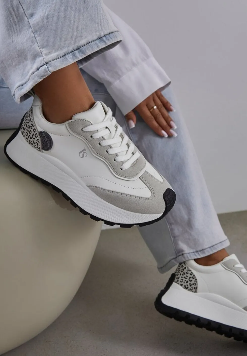 Białe Sneakersy Vices na Platformie Ozdobione Naszywką i Panterką Selothiel