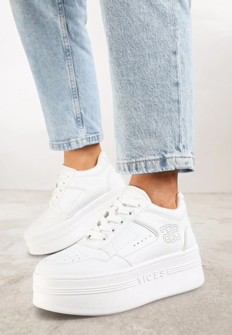 Białe Sneakersy Vices na Platformie Ozdobione Metalicznymi Aplikacjami Nelanil
