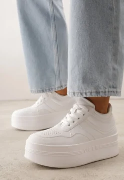 Białe Sneakersy VICES na Platformie Ozdobione Perforacją i Napisem Ceznella