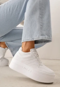 Białe Sneakersy VICES na Platformie Ozdobione Perforacją i Napisem Ceznella
