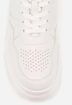 Białe Sneakersy VICES na Platformie Ozdobione Perforacją i Napisem Ceznella