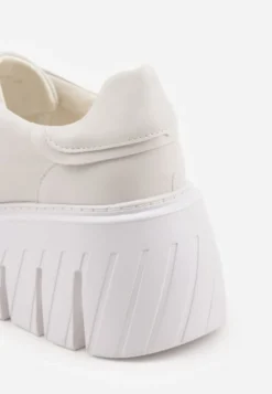 Białe Sneakersy VICES na Platformie Typu Chunky Tassi