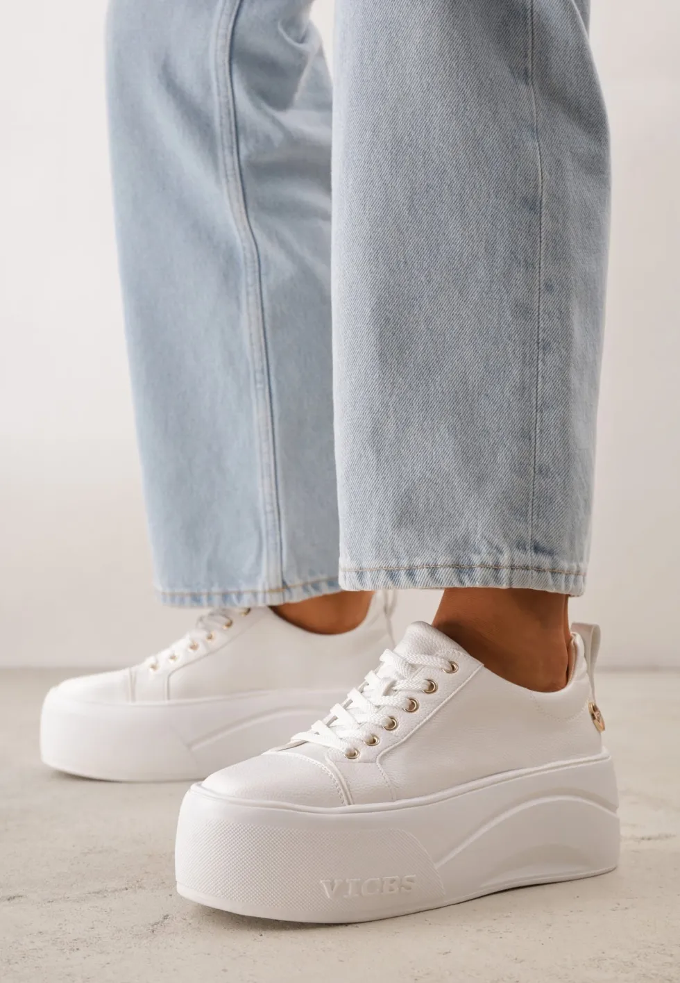 Białe Sneakersy VICES na Platformie z Metaliczną Aplikacją i Napisem Beli