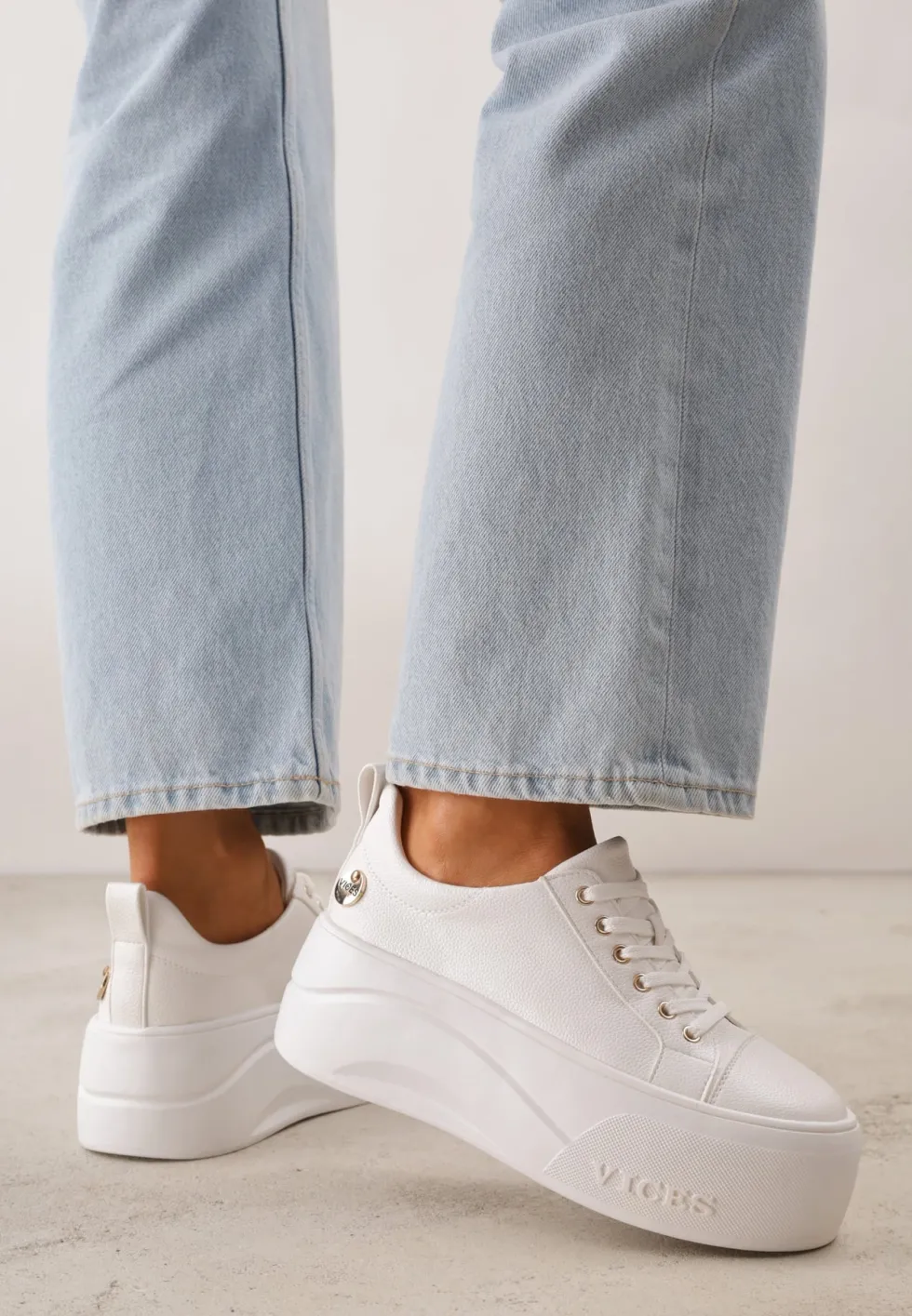 Białe Sneakersy VICES na Platformie z Metaliczną Aplikacją i Napisem Beli