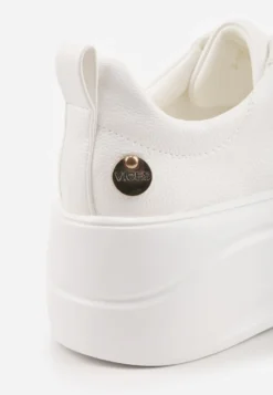 Białe Sneakersy VICES na Platformie z Metaliczną Aplikacją i Napisem Beli