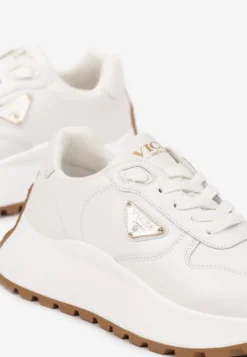 Białe Sneakersy Vices na Platformie Ozdobione Metaliczną Aplikacją Nelviera