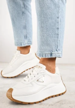 Białe Sneakersy Vices na Platformie Ozdobione Metaliczną Aplikacją Nelviera