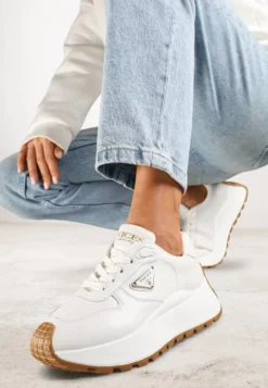 Białe Sneakersy Vices na Platformie Ozdobione Metaliczną Aplikacją Nelviera