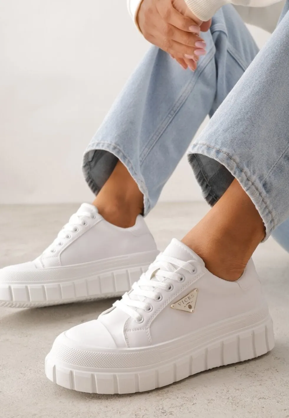 Białe Sneakersy VICES na Tłoczonej Podeszwie w Stylu Chunky Myninis