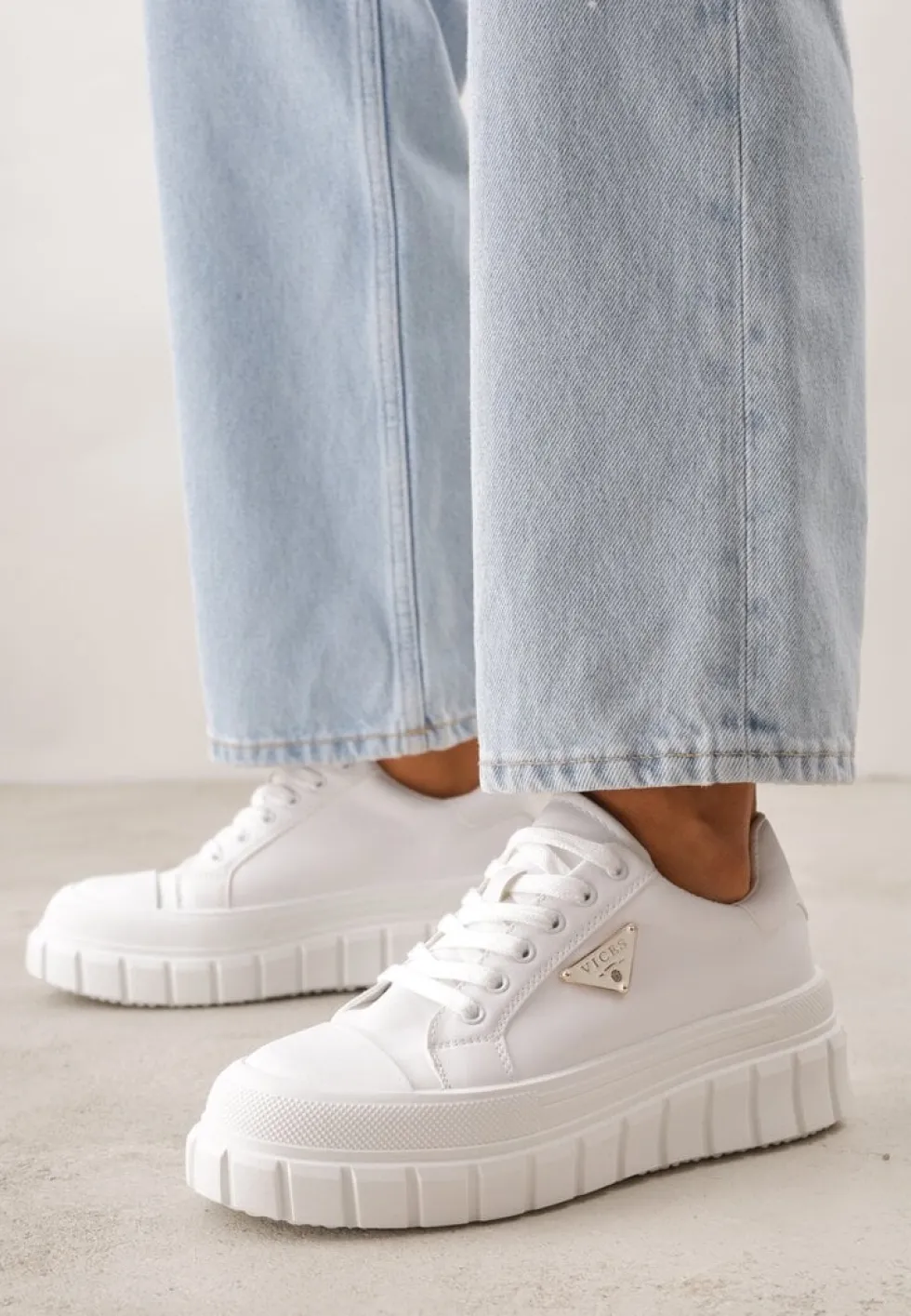 Białe Sneakersy VICES na Tłoczonej Podeszwie w Stylu Chunky Myninis