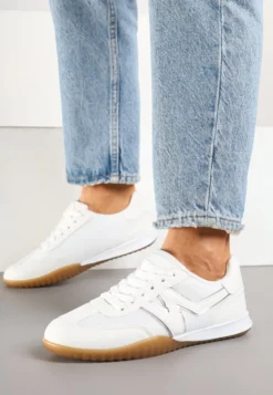 Białe Sneakersy w Stylu Tenisówek Ozdobione Naszywką Tanelis