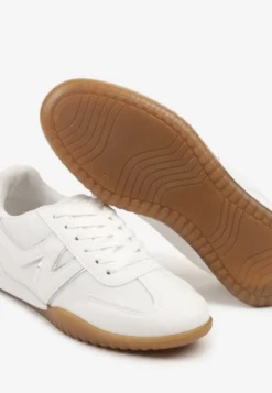 Białe Sneakersy w Stylu Tenisówek Ozdobione Naszywką Tanelis