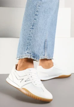 Białe Sneakersy w Stylu Tenisówek Ozdobione Naszywką Tanelis