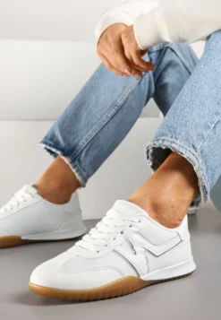 Białe Sneakersy w Stylu Tenisówek Ozdobione Naszywką Tanelis