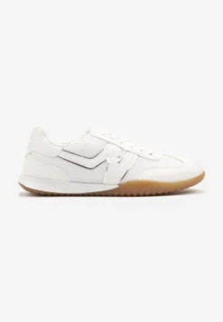 Białe Sneakersy w Stylu Tenisówek Ozdobione Naszywką Tanelis