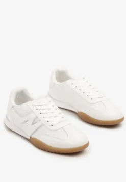 Białe Sneakersy w Stylu Tenisówek Ozdobione Naszywką Tanelis