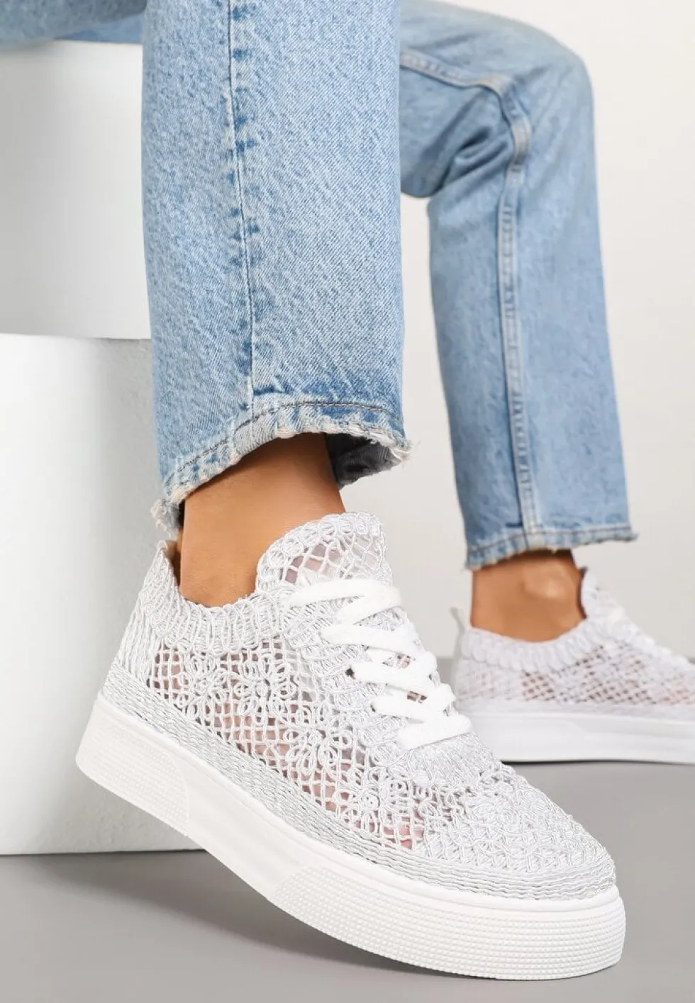 Białe Sneakersy z Ażurowej Koronki na Grubej Podeszwie Nanessia